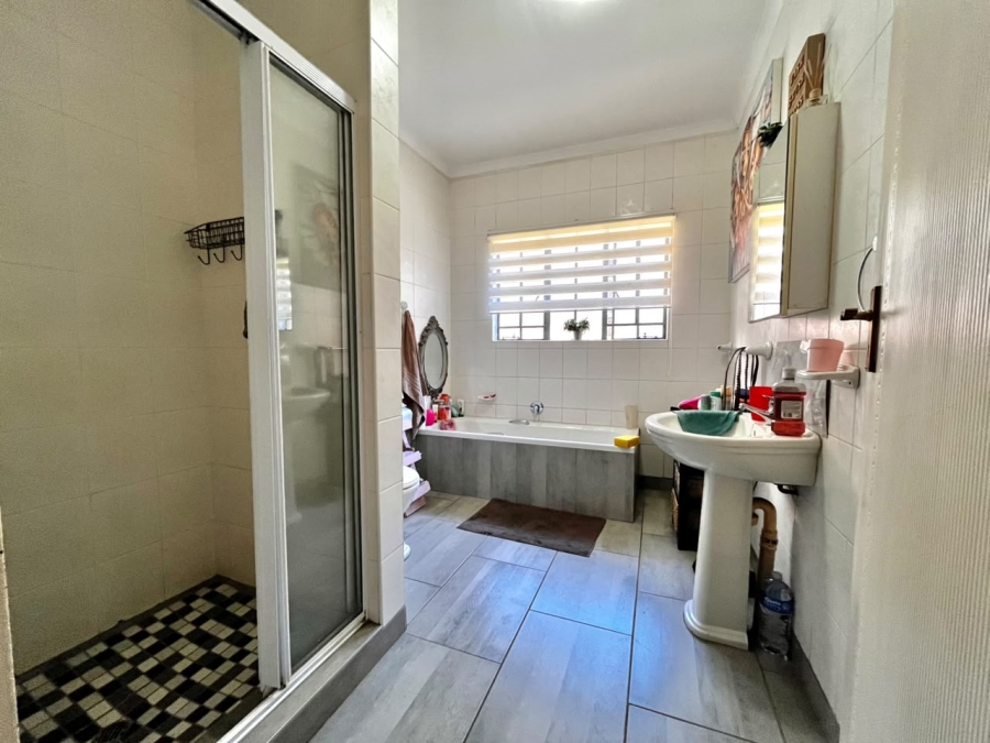 To Let 4 Bedroom Property for Rent in Cashan North West
